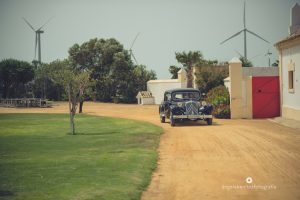 Entrada novios en coche antiguo Citroën - Boda Carmen & Alexis en Dehesa Bolaños