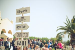 Cartel indicaciones boda madera blanco y negro - Boda Carmen & Alexis en Dehesa Bolaños
