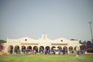 Aperitivo frente salones en jardín - Boda Carmen & Alexis en Dehesa Bolaños
