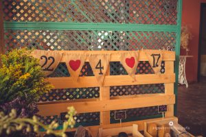 Palets con cajas para alpargatas de regalo invitados - Boda Carmen & Alexis en Dehesa Bolaños