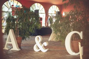 Letras gigantes con iniciales novios - Boda Carmen & Alexis en Dehesa Bolaños