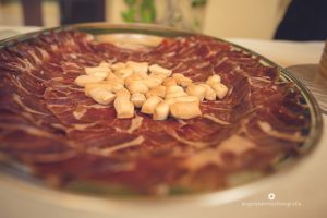 Bandeja jamón ibérico con picos de Jerez - Boda Carmen & Alexis en Dehesa Bolaños