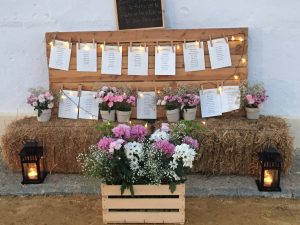 Seating plan con palets y alpacas - Boda Silvia & Esteban en Dehesa Bolaños