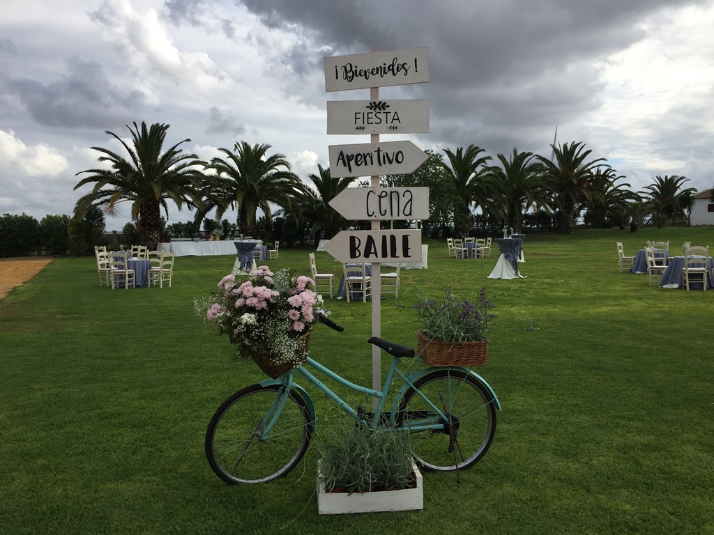Cartel indicaciones boda con bicicleta - Boda Silvia & Esteban en Dehesa Bolaños