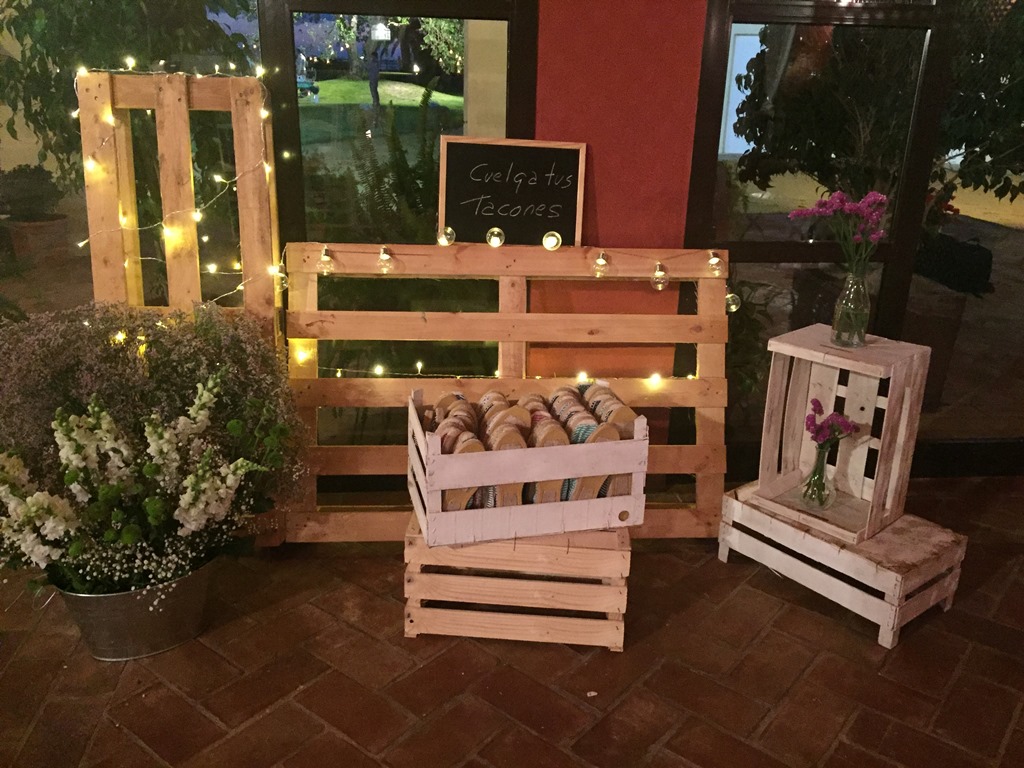 Palets cuelga tacones y cajas con alpargatas - Boda Silvia & Esteban en Dehesa Bolaños