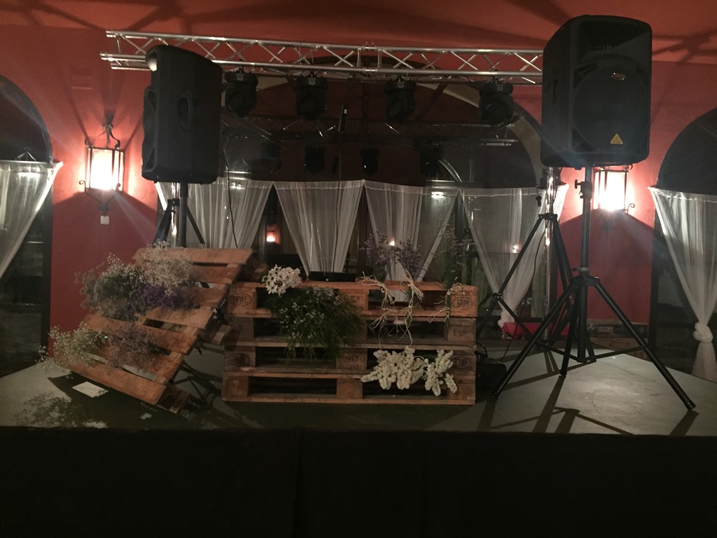 Mesa DJ con palets - Boda Silvia & Esteban en Dehesa Bolaños