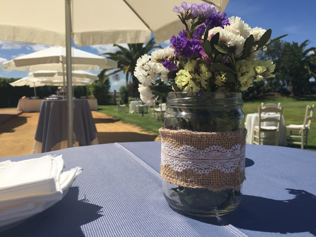 Centro mesa aperitivo con tarro cristal relleno de flores - Comunión Javier en Dehesa Bolaños