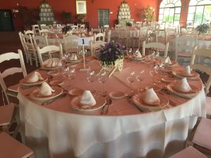 Montaje mesas salón - Comunión Javier en Dehesa Bolaños