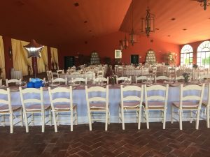 Montaje mesas salón - Comunión Javier en Dehesa Bolaños