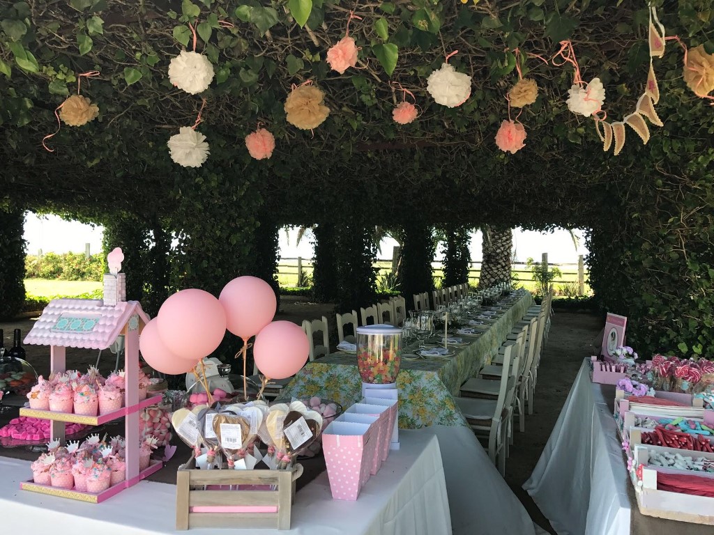 Banquete y candy bar en la pérgola - Comunión María en Dehesa Bolaños