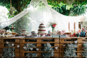 Mesa de chuches y tartas en palets - Boda Inma & Ronan en Dehesa Bolaños