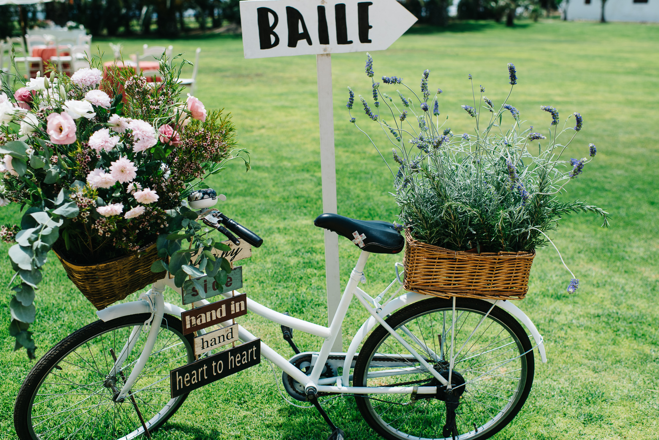 Bicicleta con indicaciones boda - Boda Inma & Ronan en Dehesa Bolaños