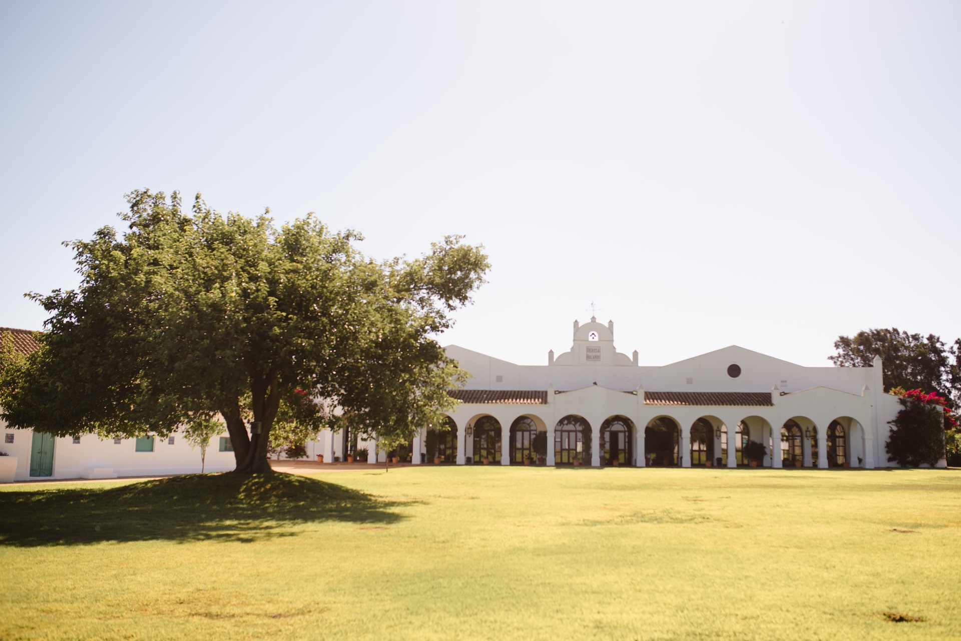 Fachada exterior salones Dehesa Bolaños